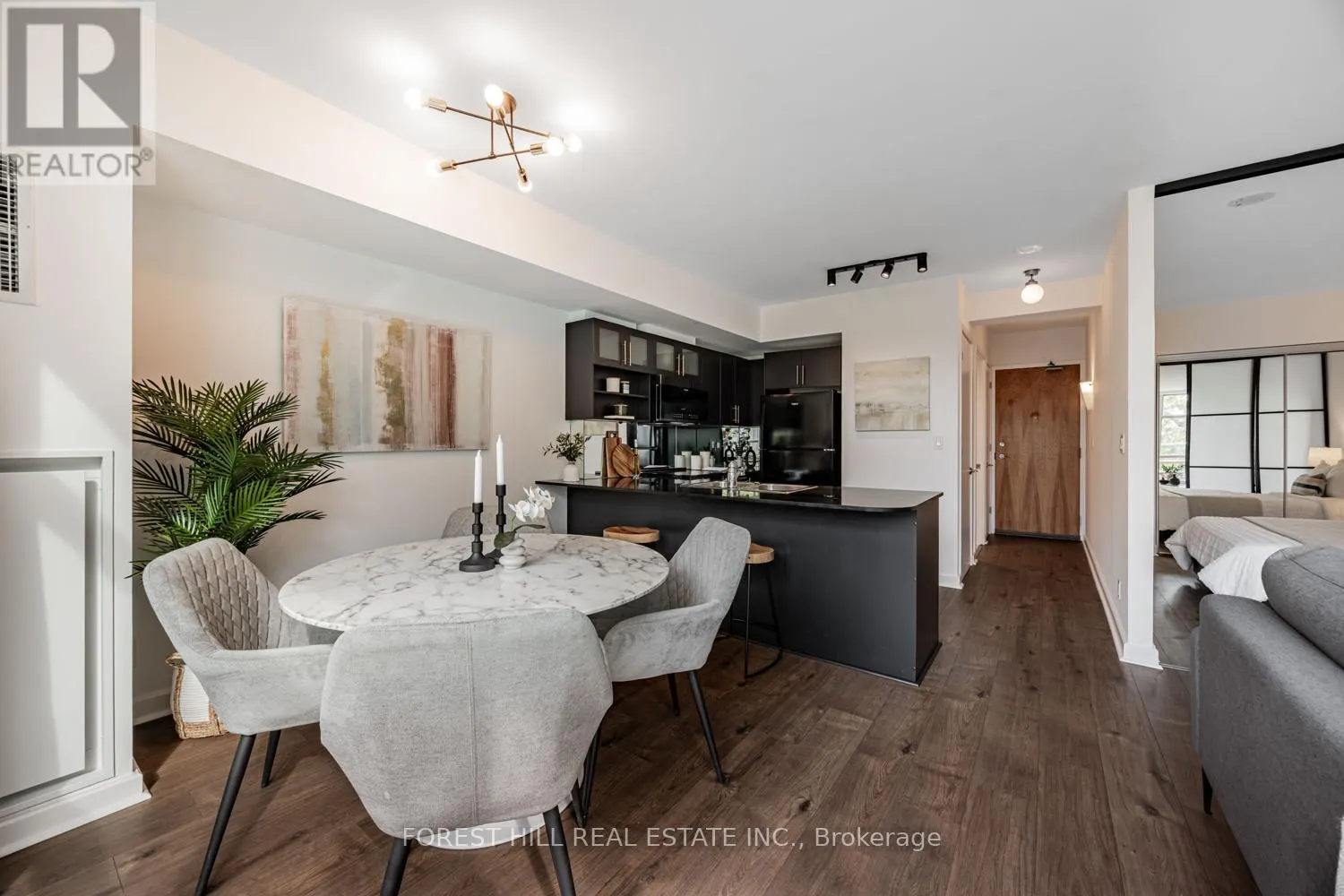 306 - 350 WELLINGTON STREET W
