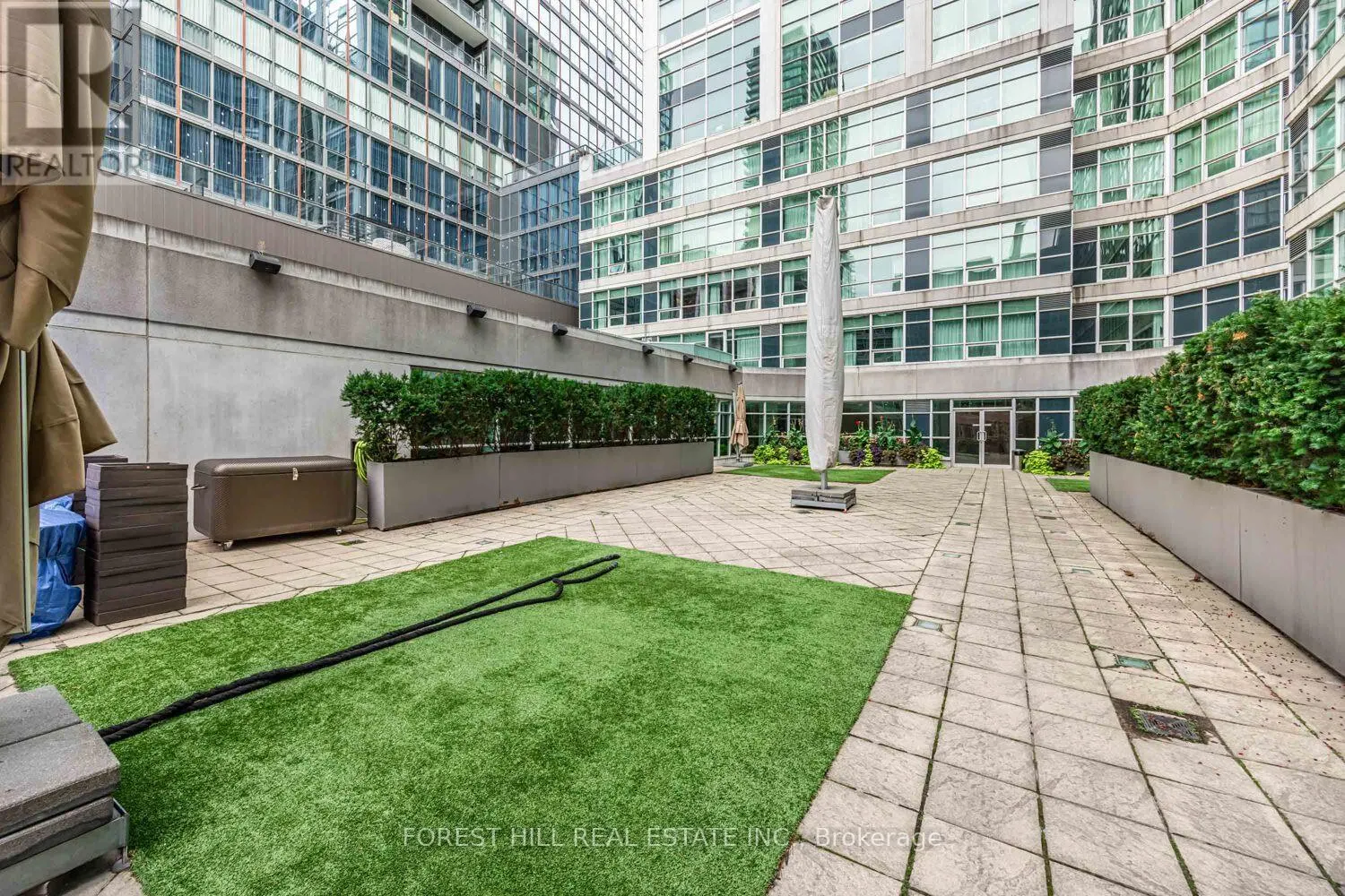 306 - 350 WELLINGTON STREET W