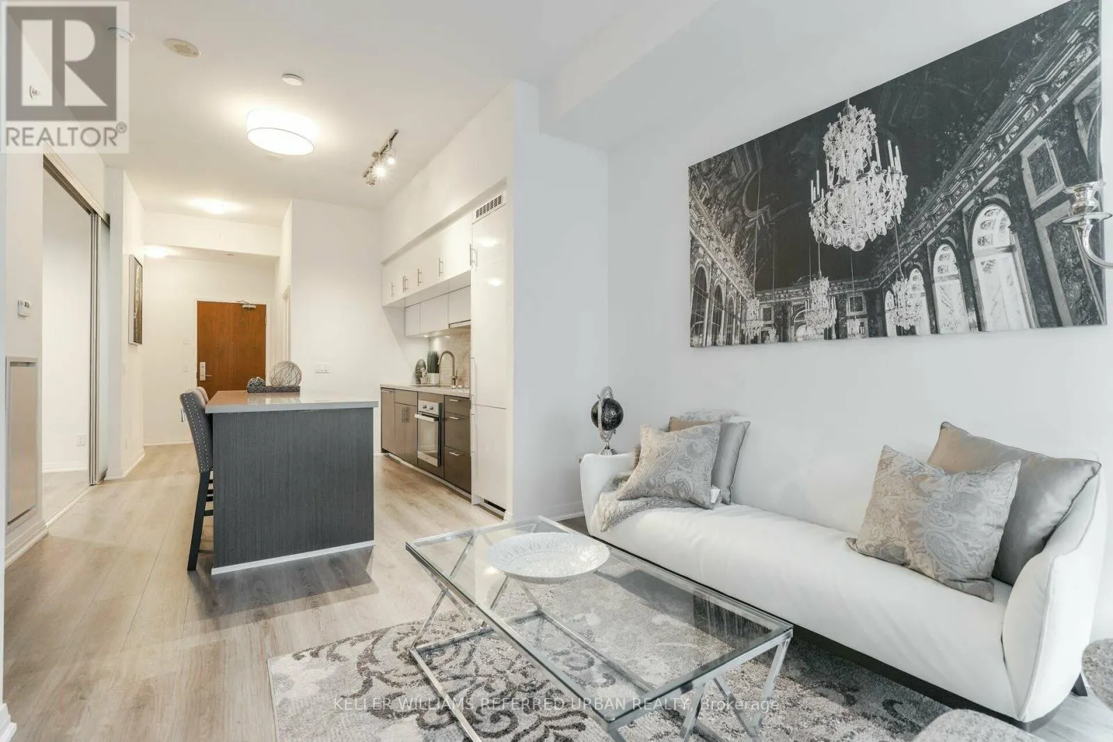 212 - 8 MERCER STREET