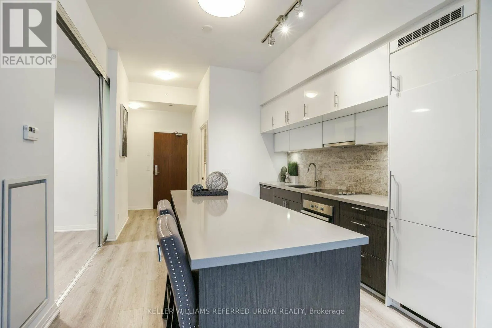 212 - 8 MERCER STREET
