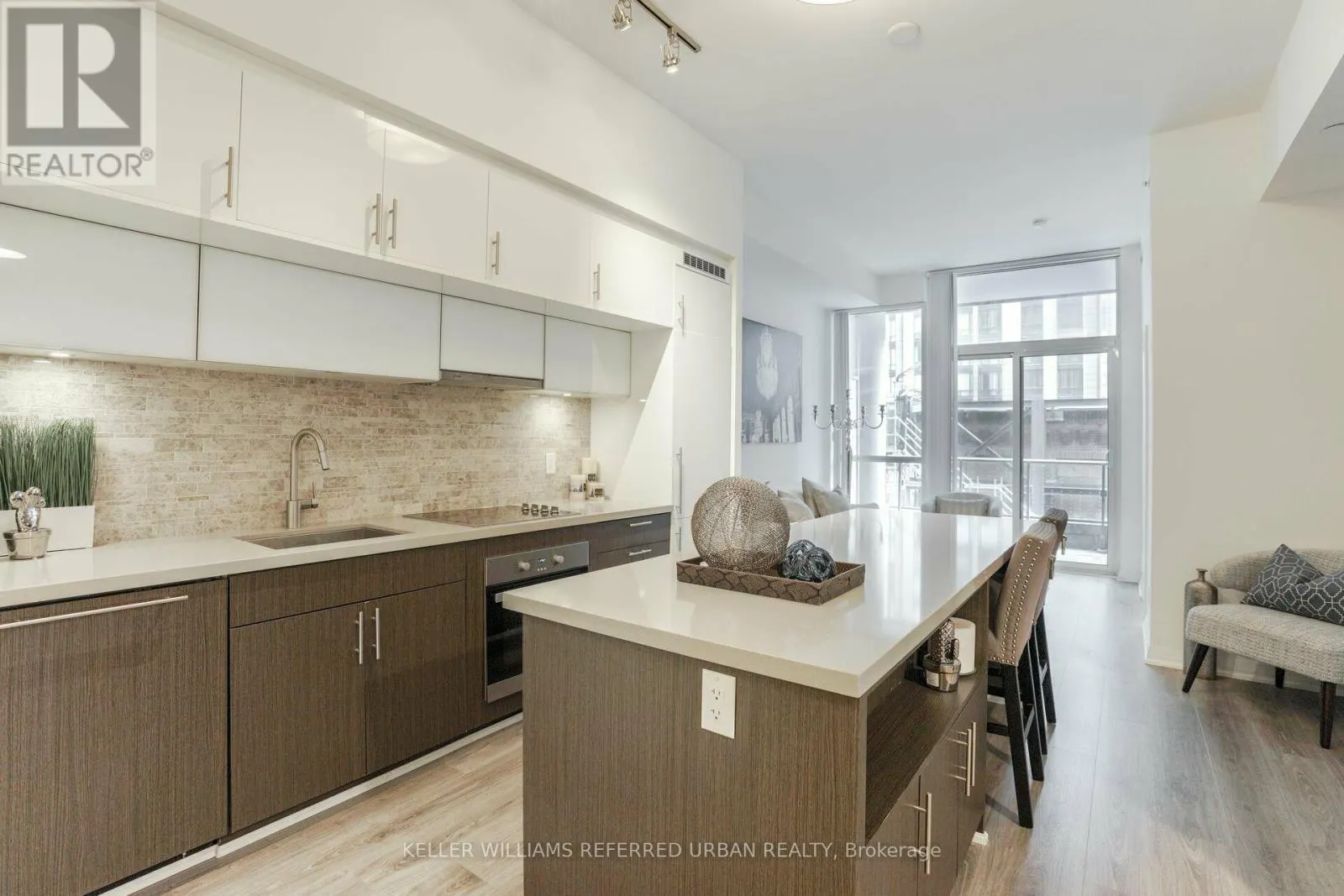 212 - 8 MERCER STREET