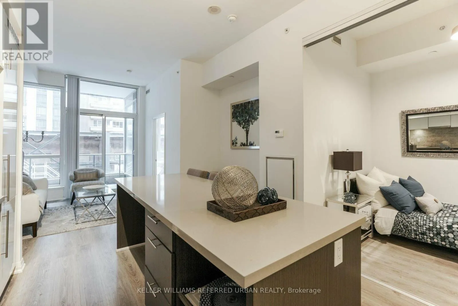 212 - 8 MERCER STREET