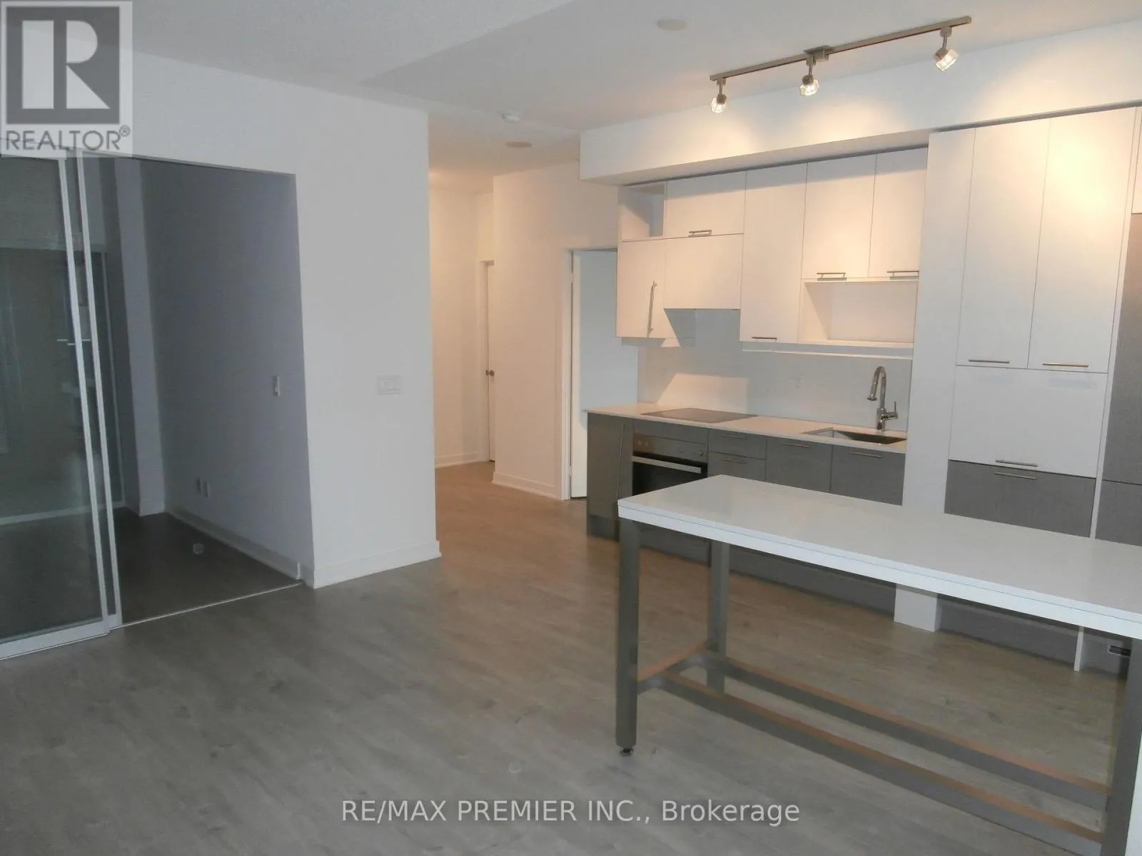 402 - 199 RICHMOND STREET W