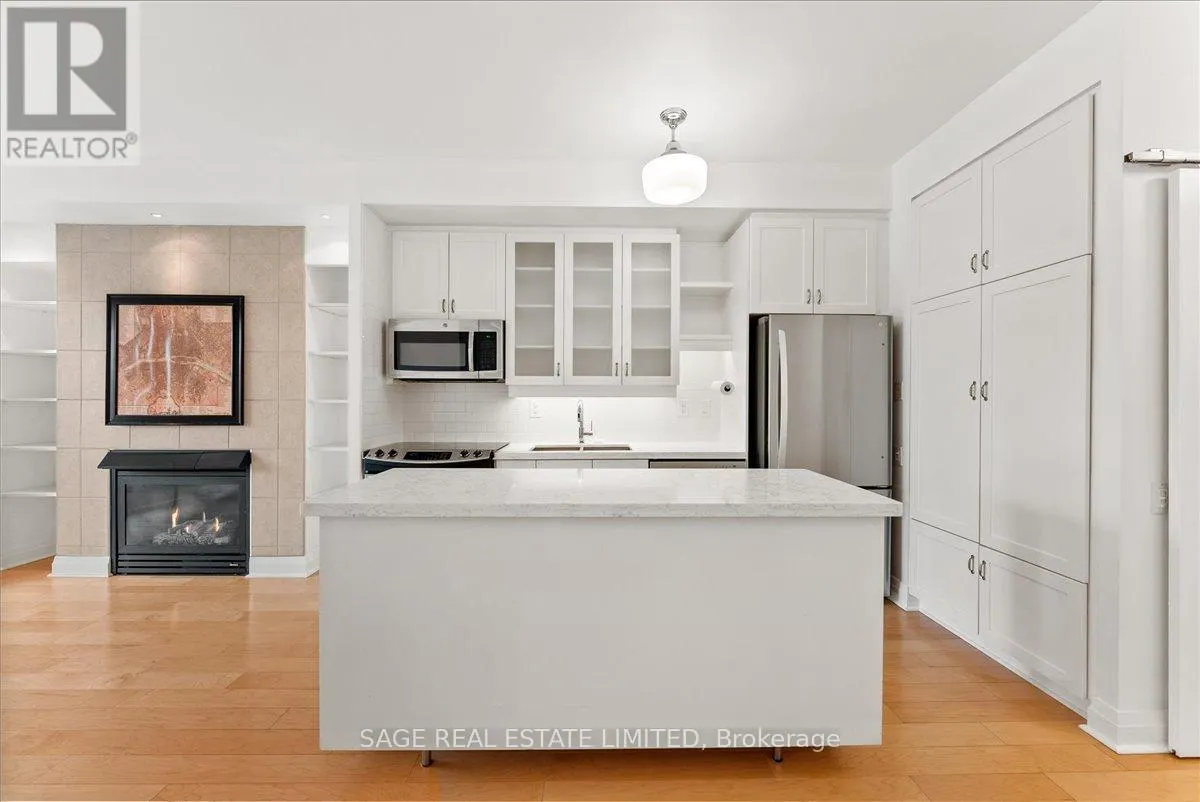 711 - 20 SCRIVENER SQUARE