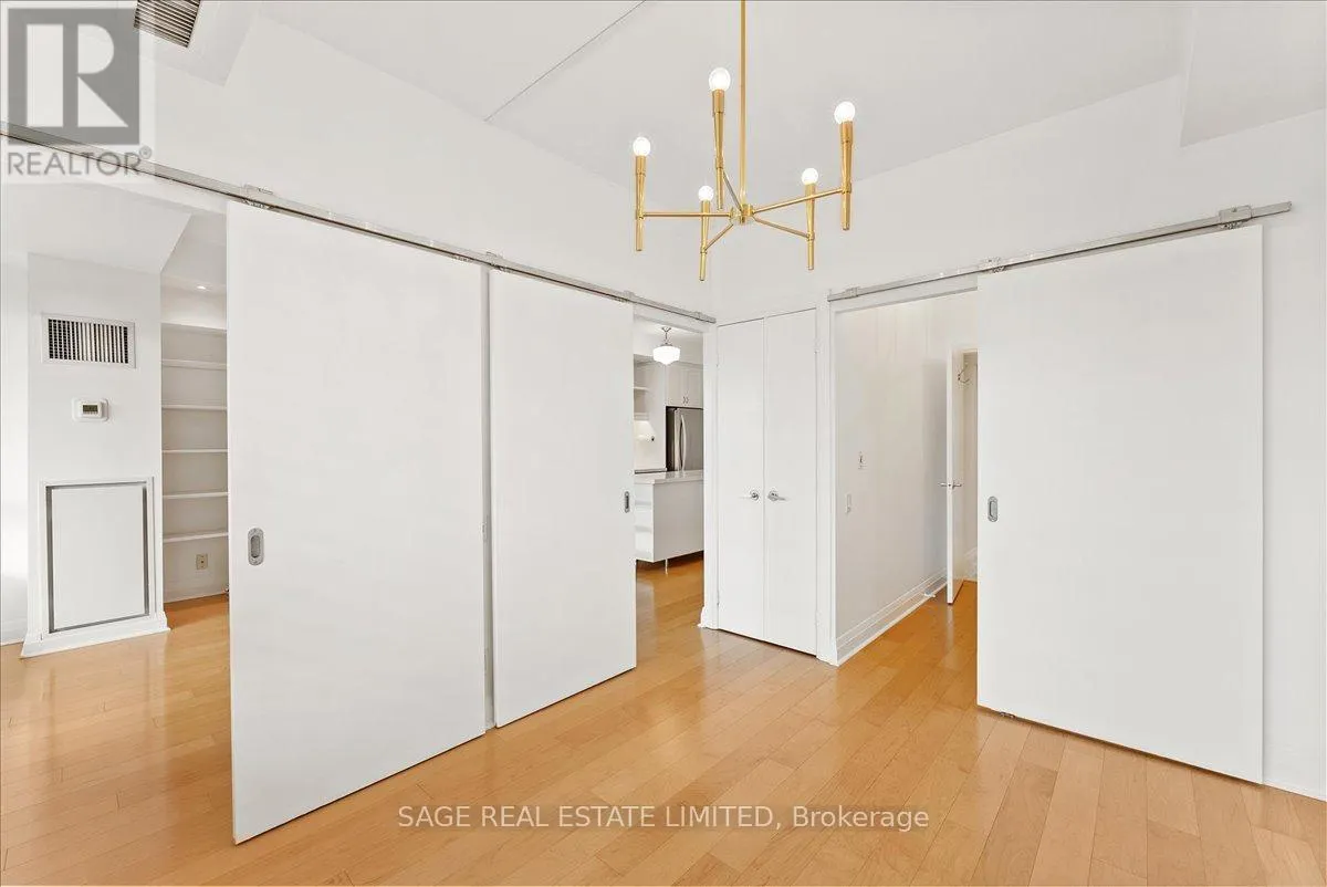 711 - 20 SCRIVENER SQUARE