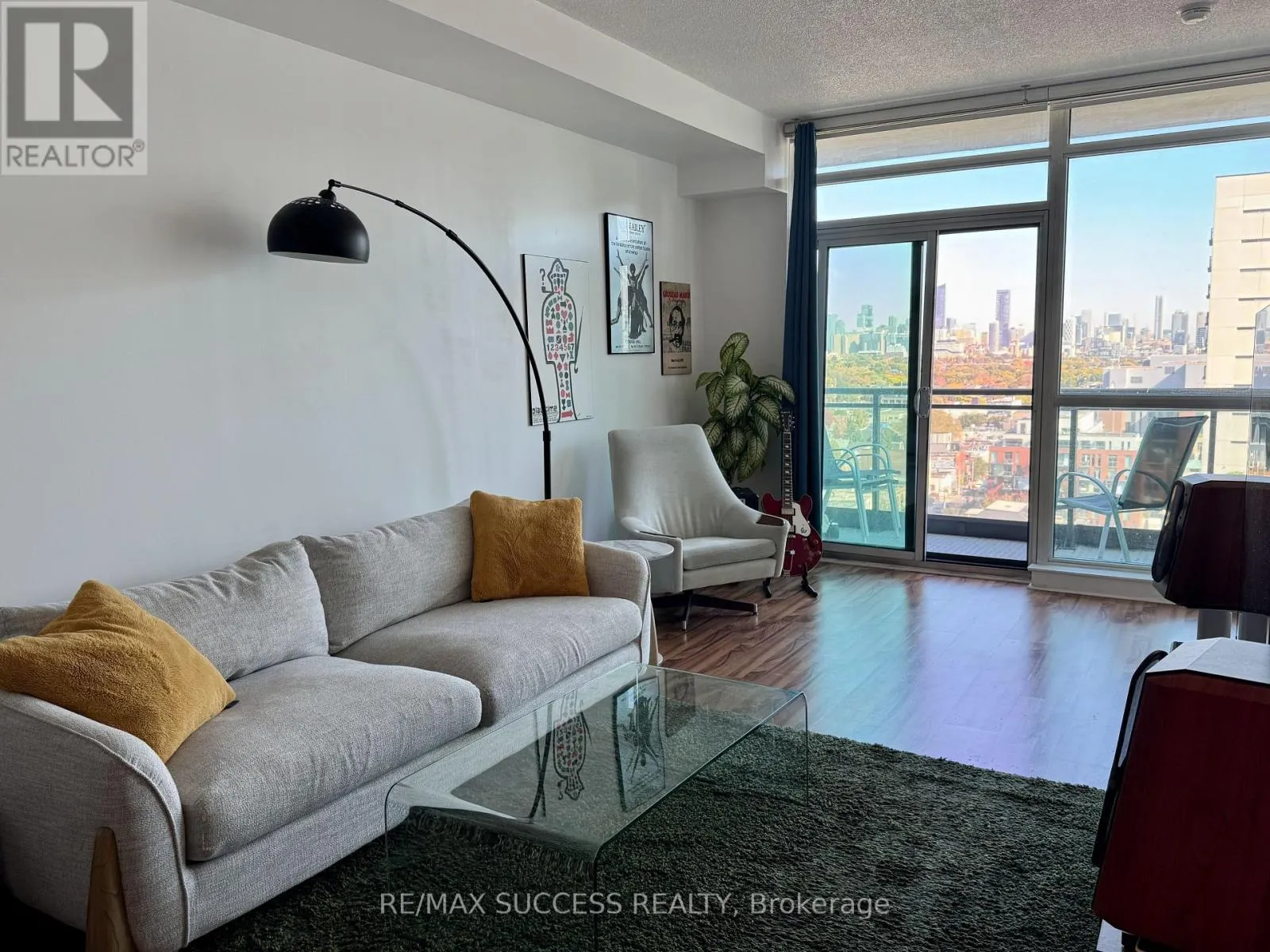 1605 - 1171 QUEEN STREET W
