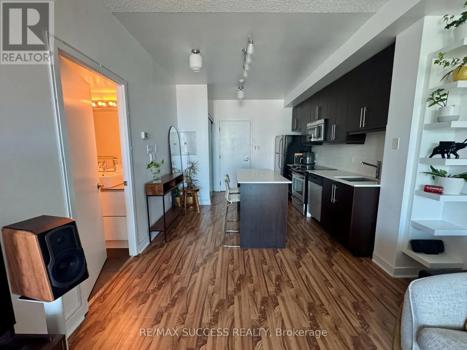 1605 - 1171 QUEEN STREET W