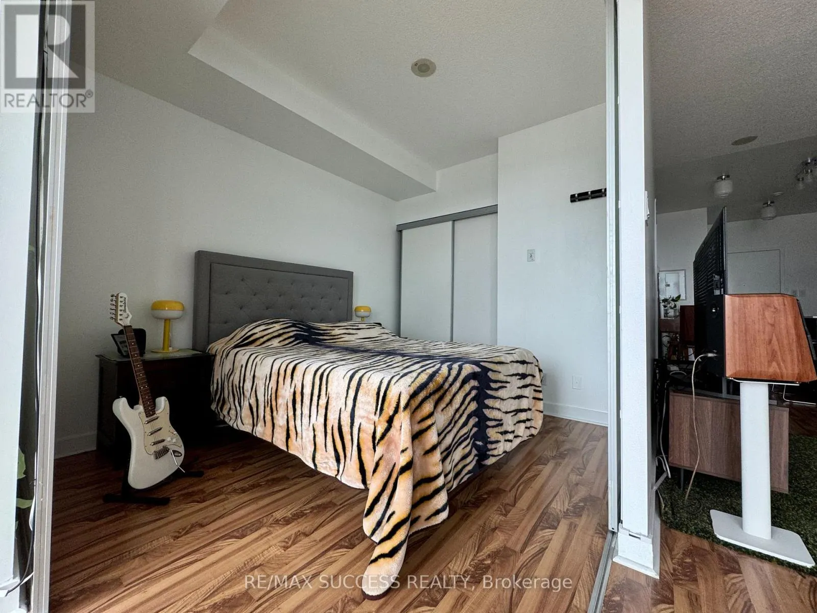 1605 - 1171 QUEEN STREET W
