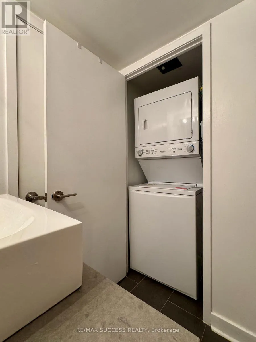 1605 - 1171 QUEEN STREET W