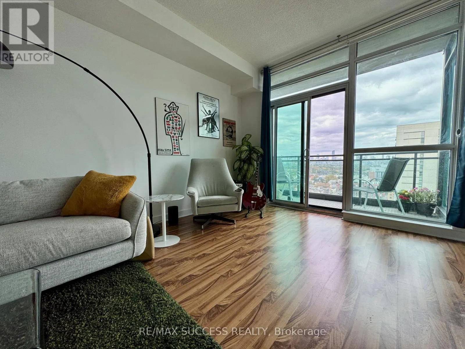 1605 - 1171 QUEEN STREET W