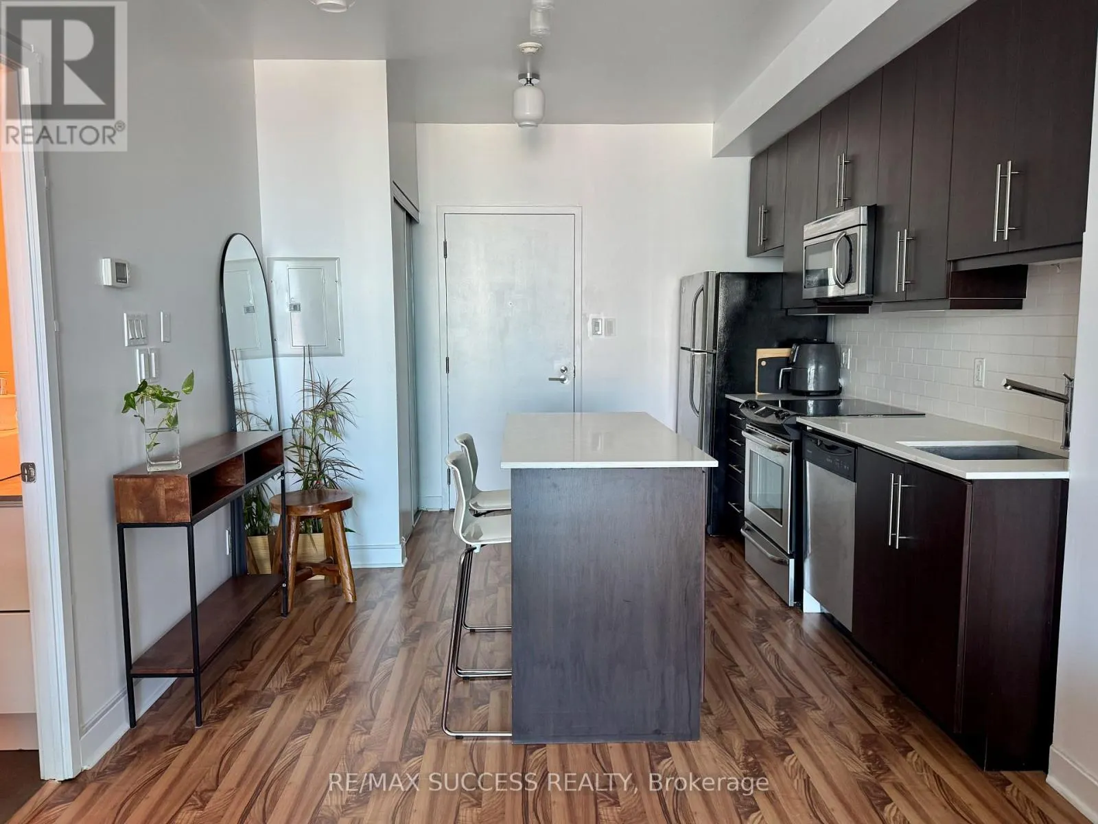 1605 - 1171 QUEEN STREET W