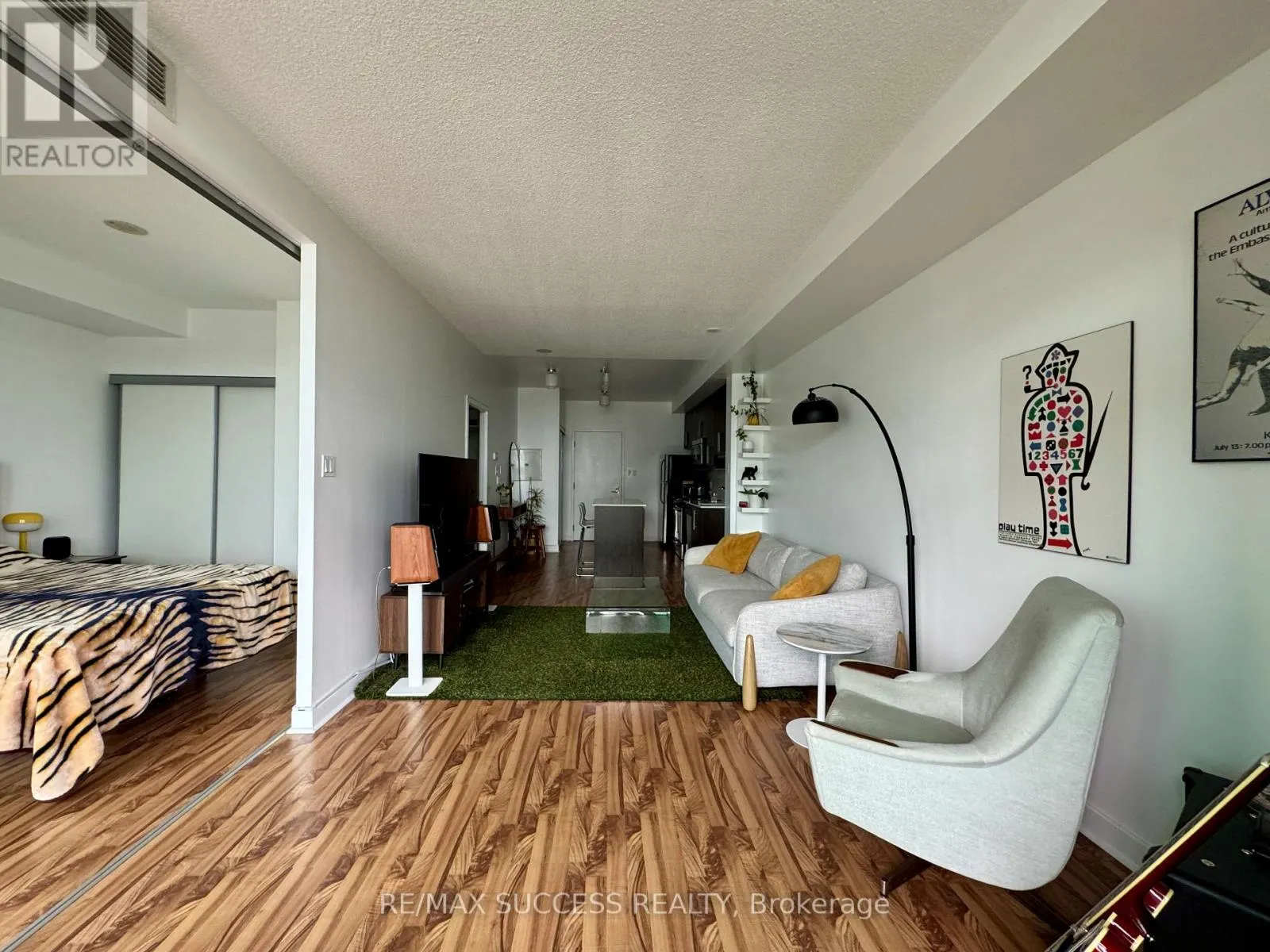 1605 - 1171 QUEEN STREET W