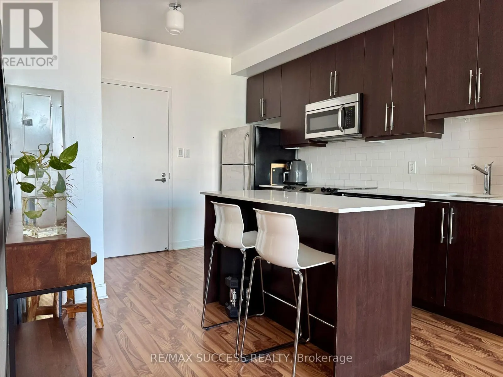 1605 - 1171 QUEEN STREET W