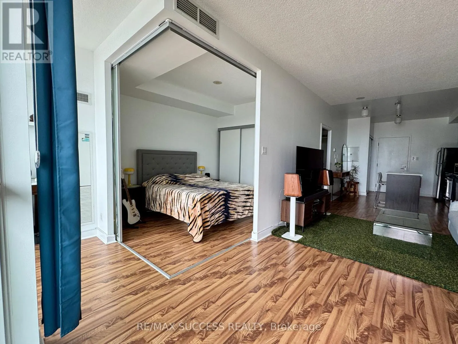 1605 - 1171 QUEEN STREET W