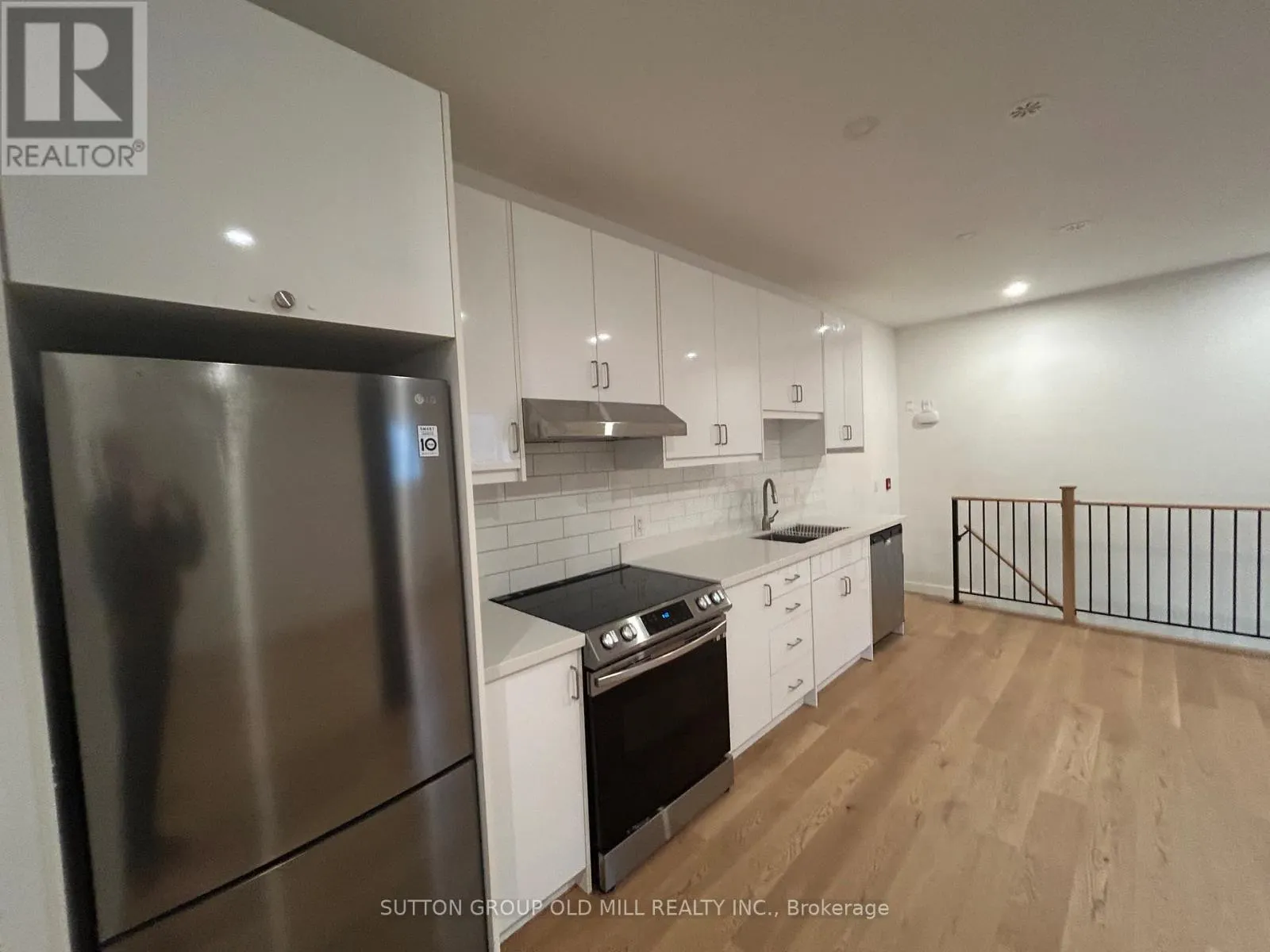 A - 61 OSSINGTON AVENUE