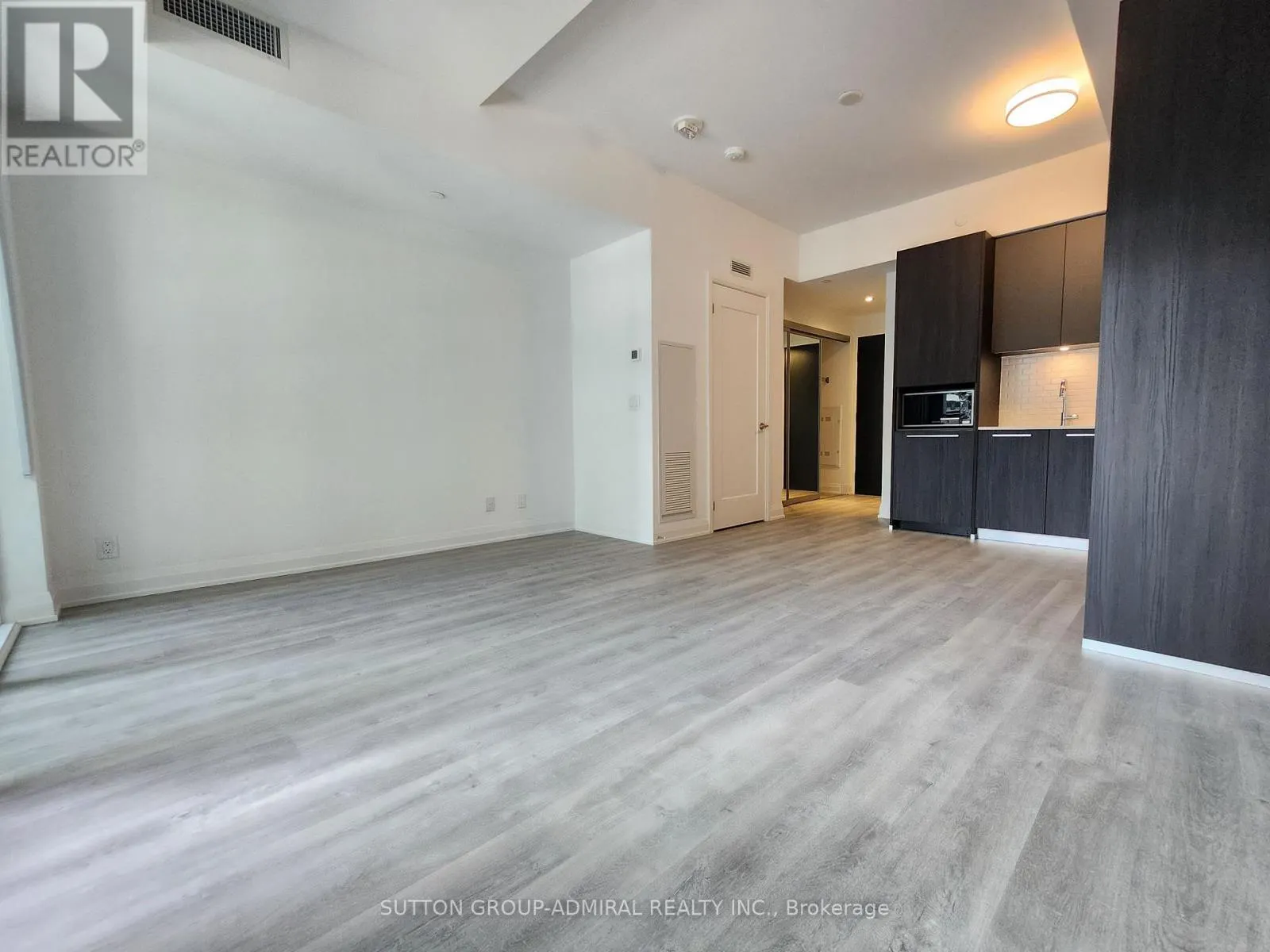 319 - 65 BROADWAY AVENUE