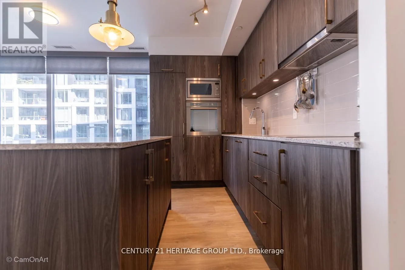 1001 - 27 BATHURST STREET