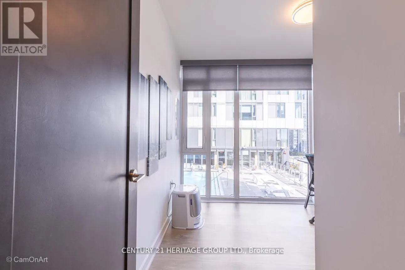 1001 - 27 BATHURST STREET