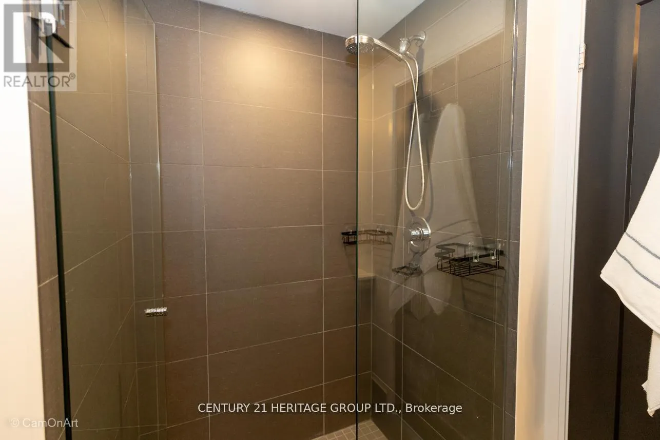 1001 - 27 BATHURST STREET