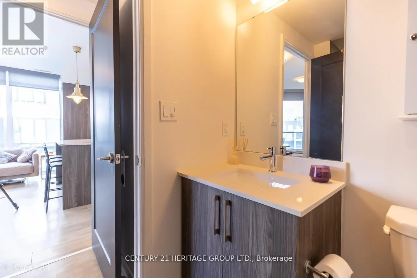 1001 - 27 BATHURST STREET