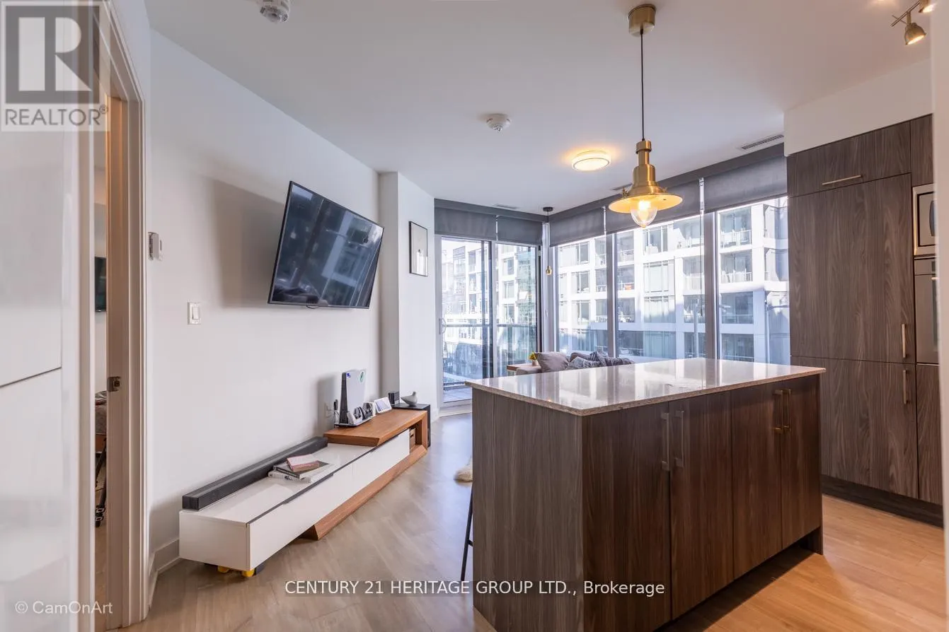 1001 - 27 BATHURST STREET