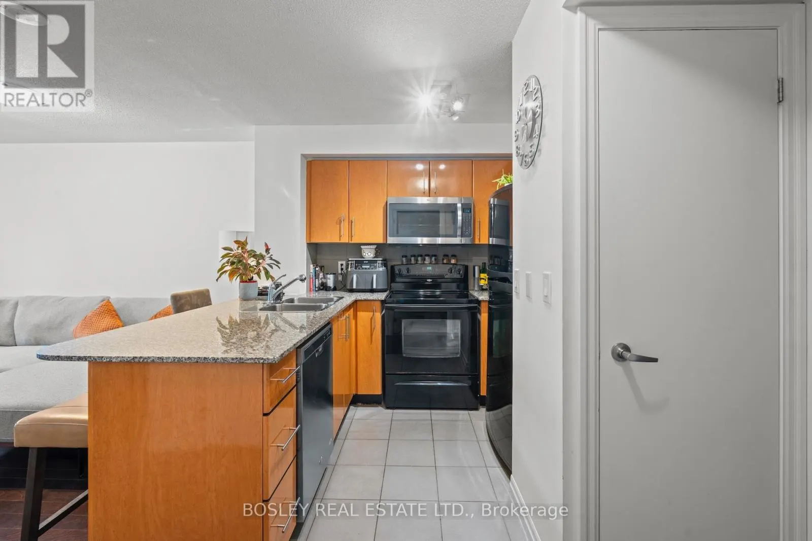 804 - 16 YONGE STREET