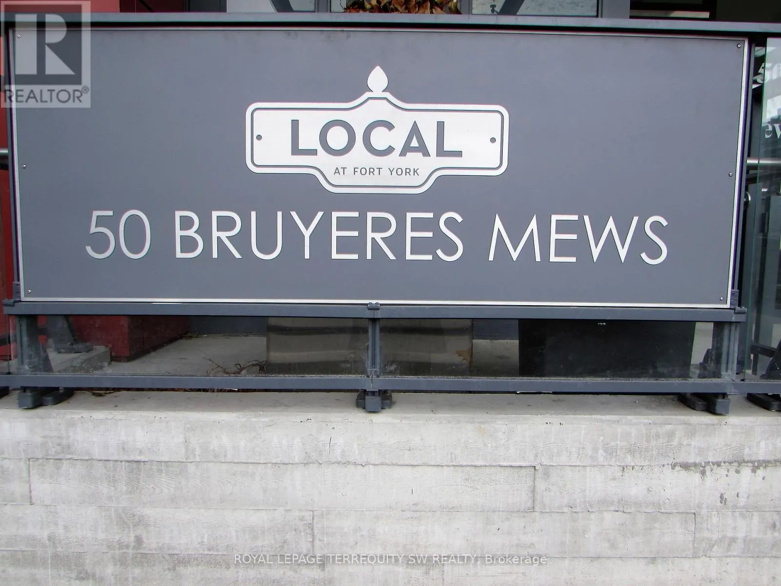 208 - 50 BRUYERES MEWS