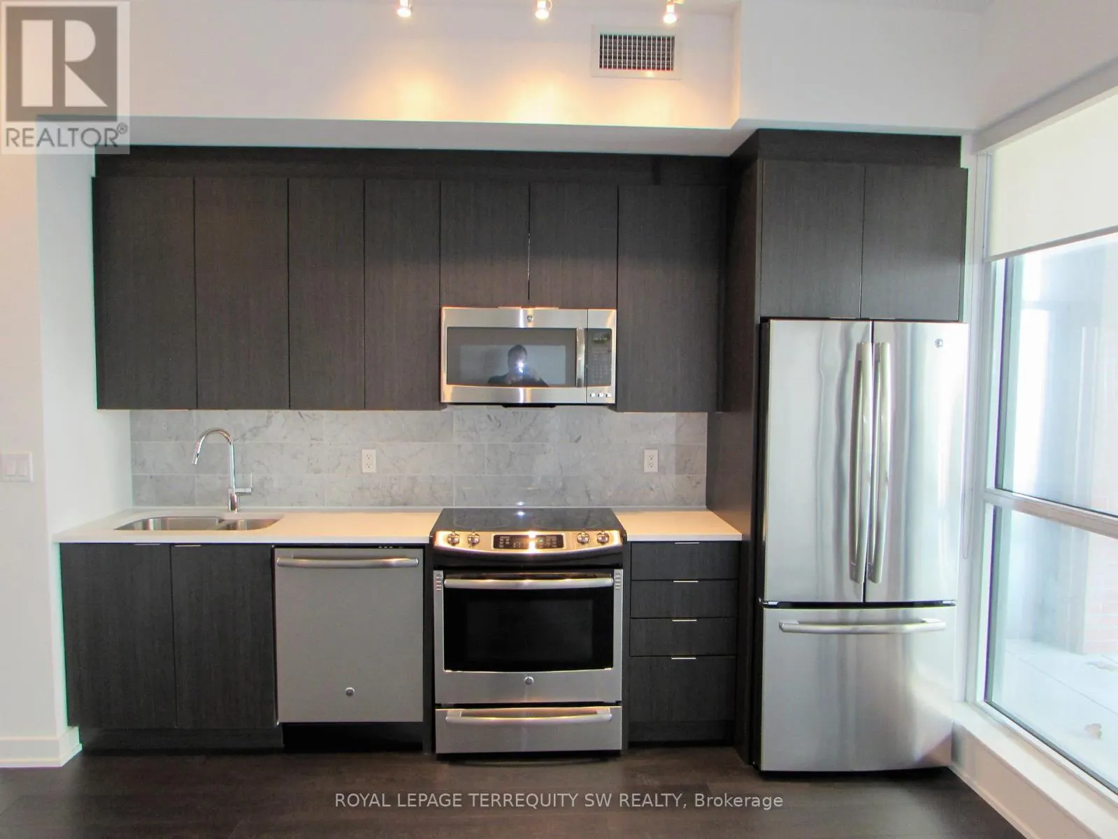 208 - 50 BRUYERES MEWS