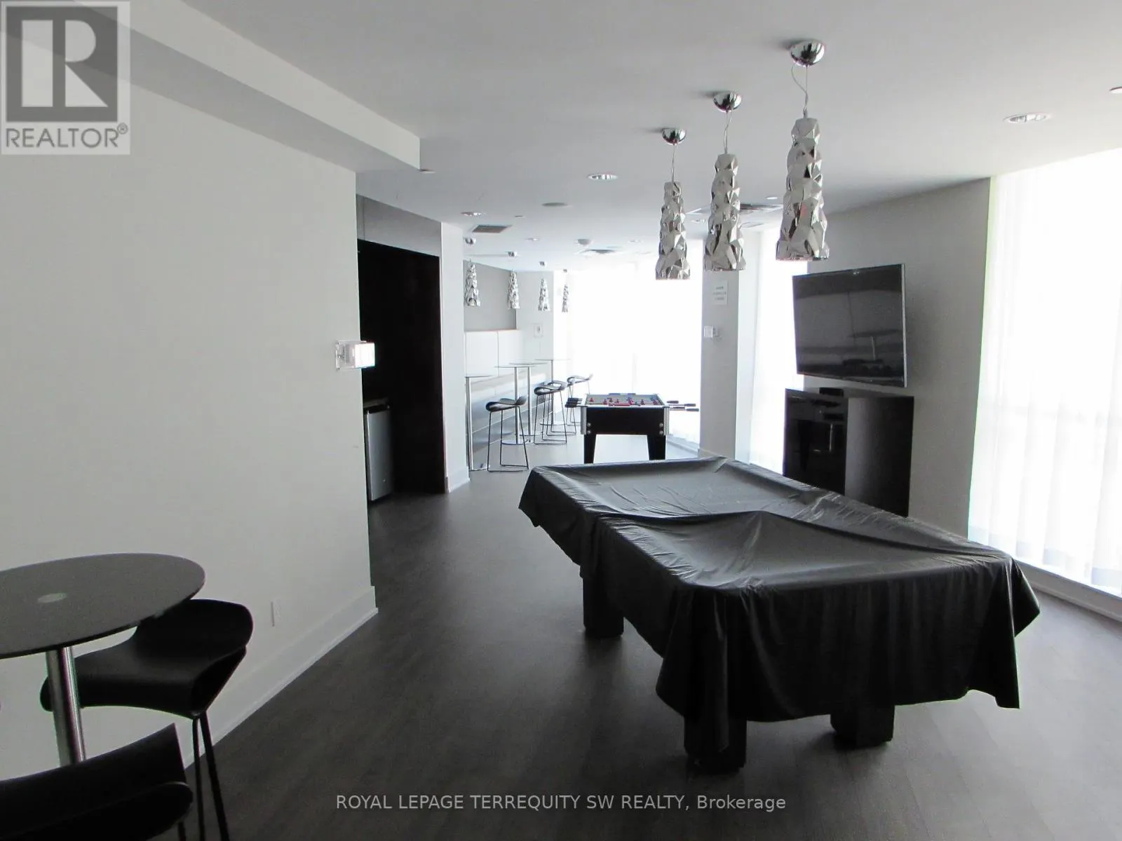 208 - 50 BRUYERES MEWS