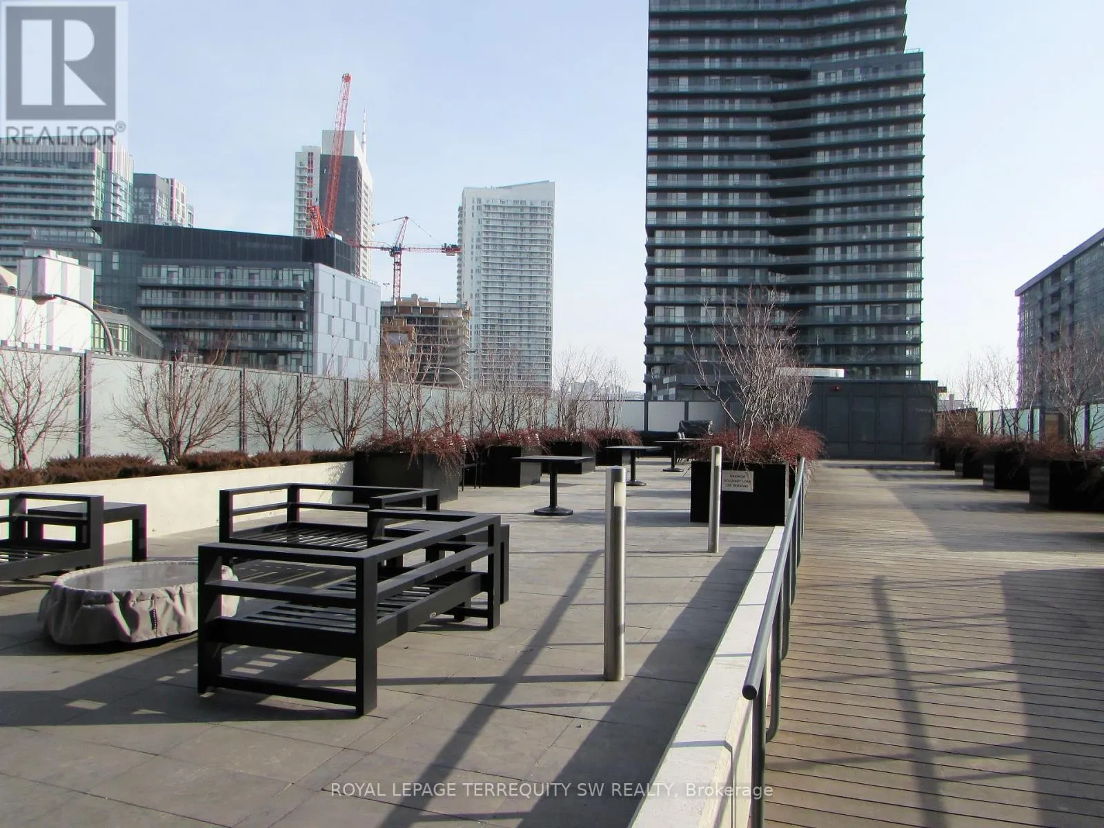 208 - 50 BRUYERES MEWS