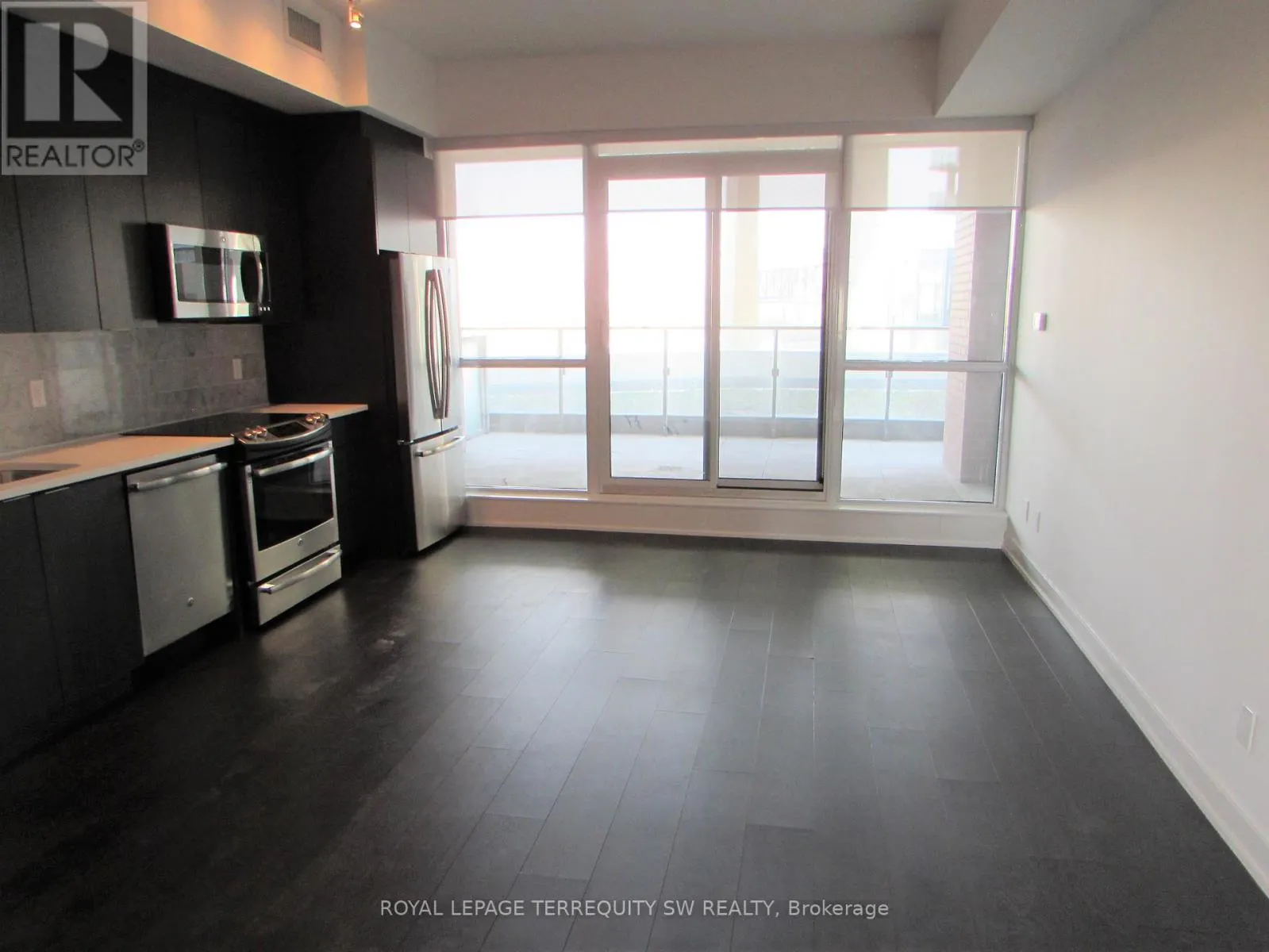 208 - 50 BRUYERES MEWS