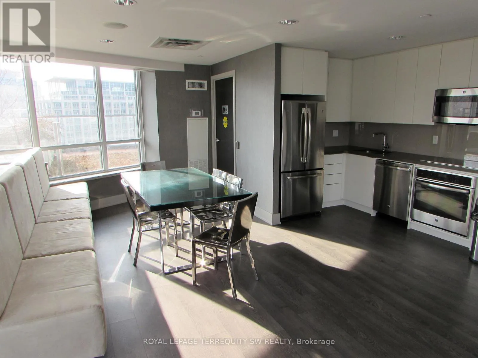 208 - 50 BRUYERES MEWS