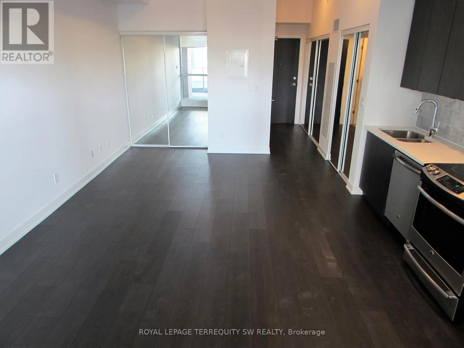 208 - 50 BRUYERES MEWS