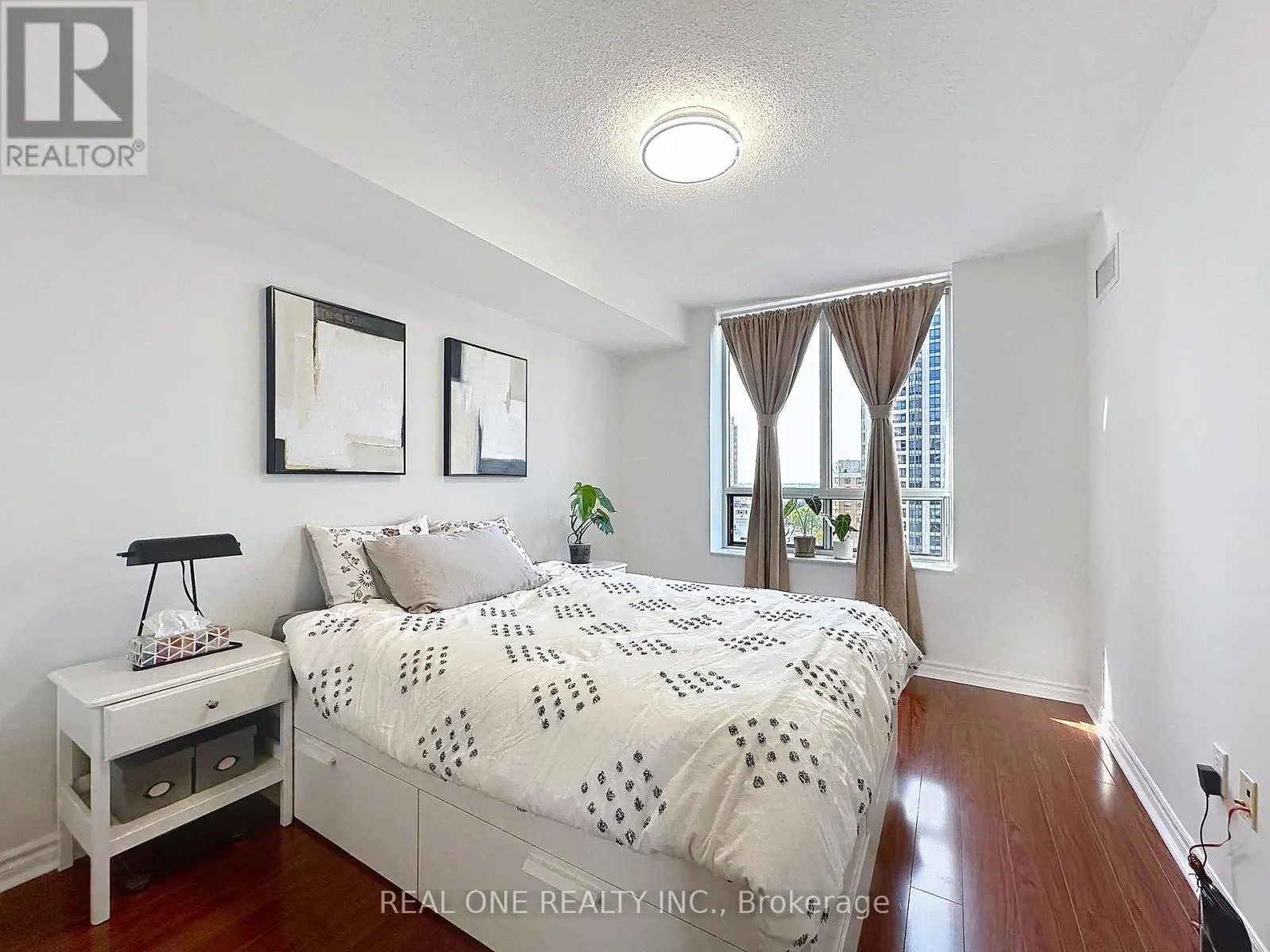 1708 - 18 SOMMERSET WAY