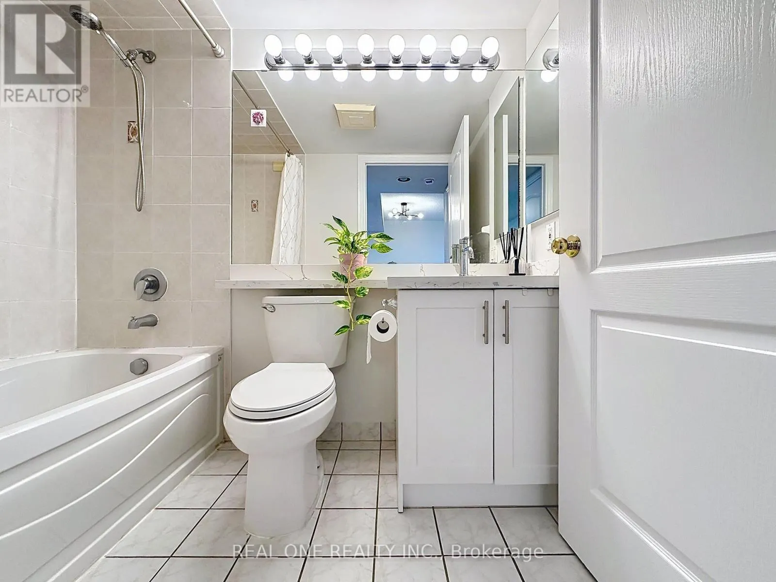 1708 - 18 SOMMERSET WAY