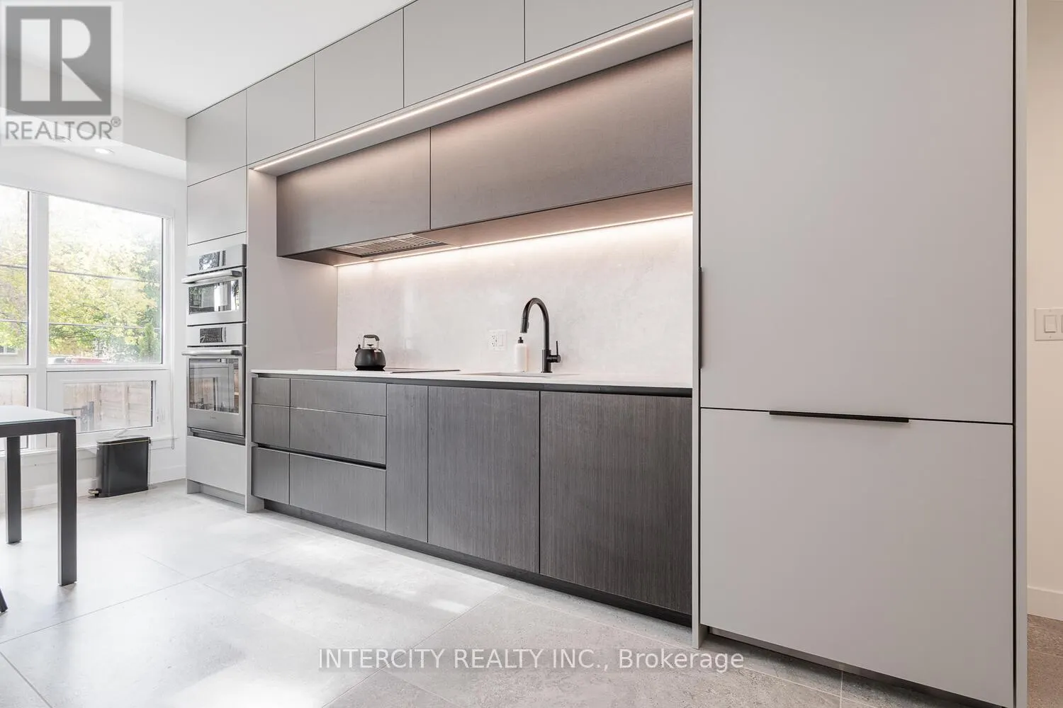 1 - 851 SHEPPARD AVENUE W