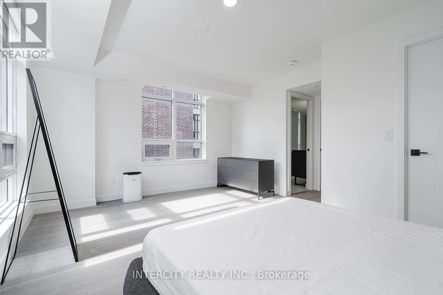 1 - 851 SHEPPARD AVENUE W