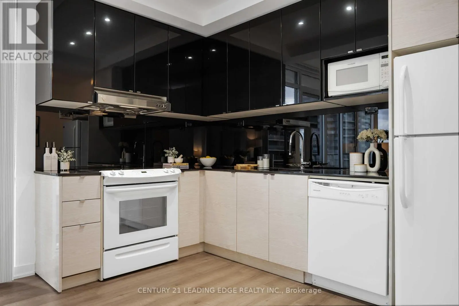 1106 - 72 ESTHER SHINER BOULEVARD