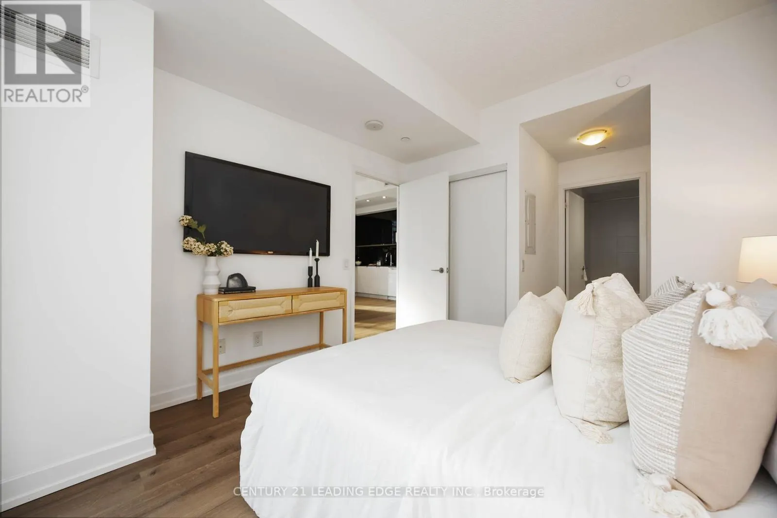 1106 - 72 ESTHER SHINER BOULEVARD