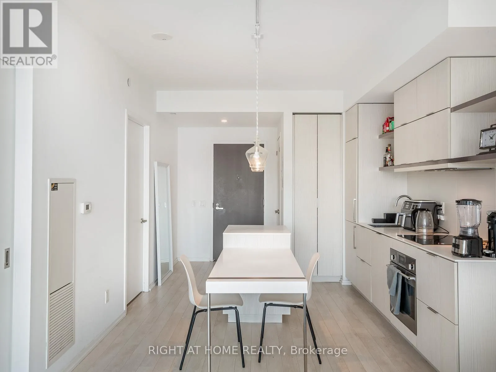 5607 - 197 YONGE STREET