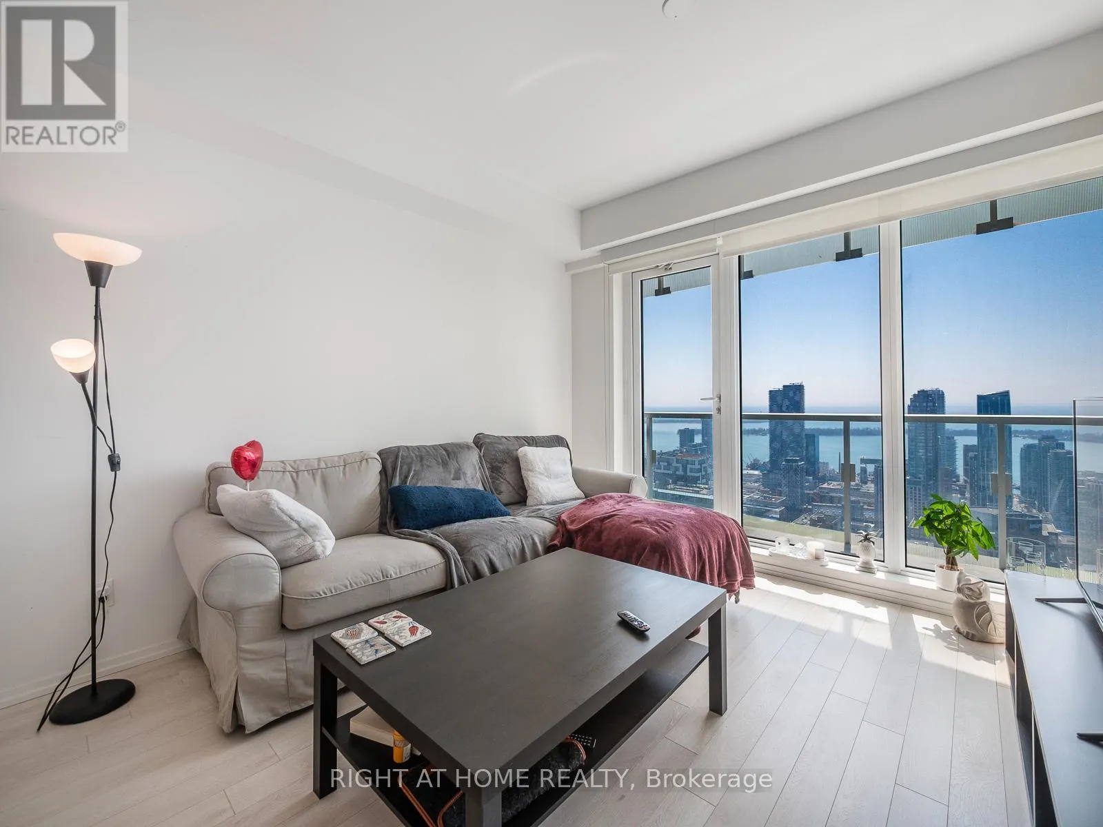 5607 - 197 YONGE STREET