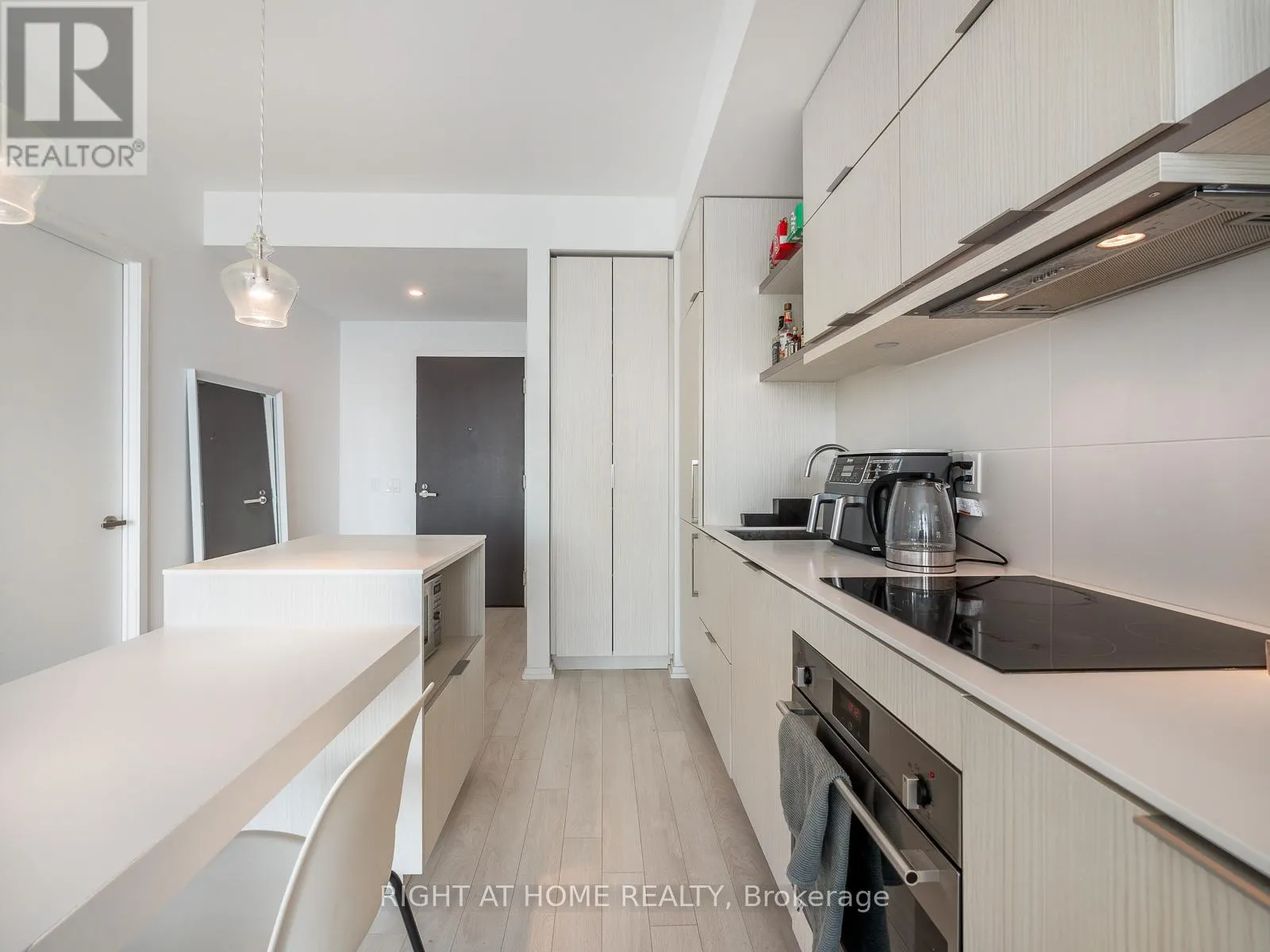 5607 - 197 YONGE STREET