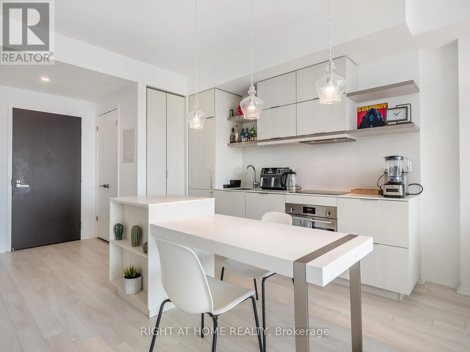 5607 - 197 YONGE STREET