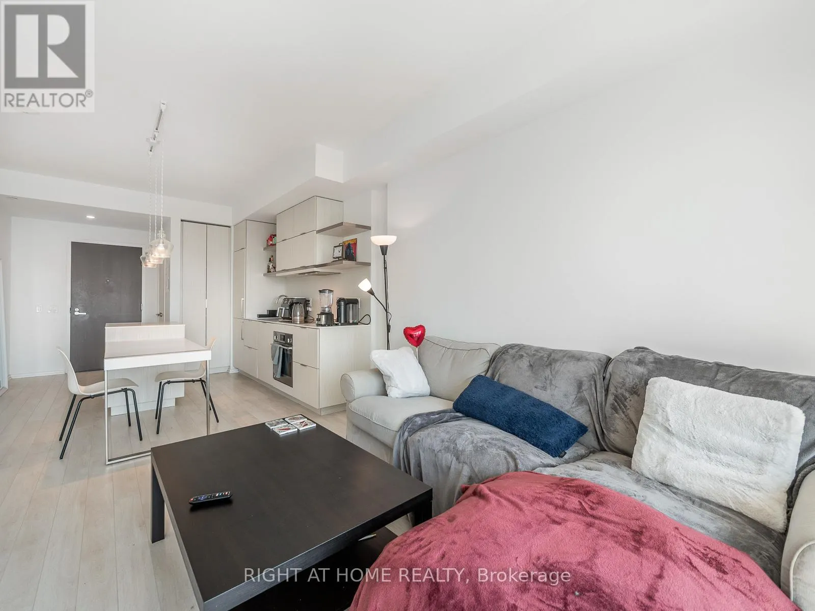 5607 - 197 YONGE STREET