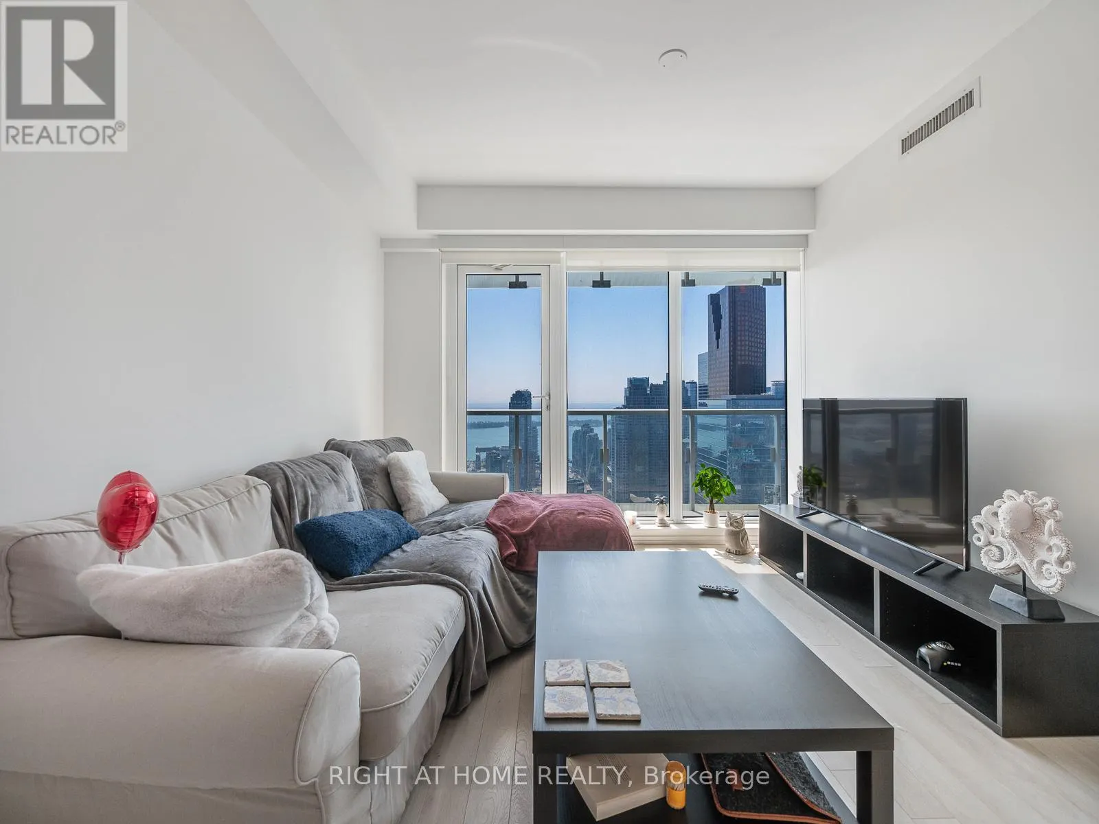 5607 - 197 YONGE STREET