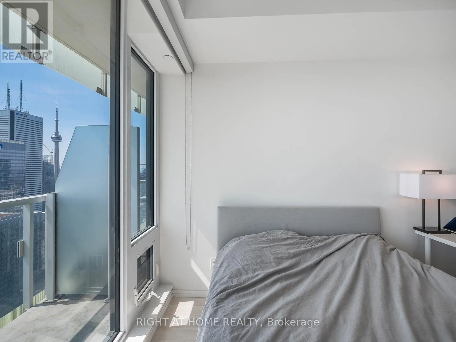 5607 - 197 YONGE STREET