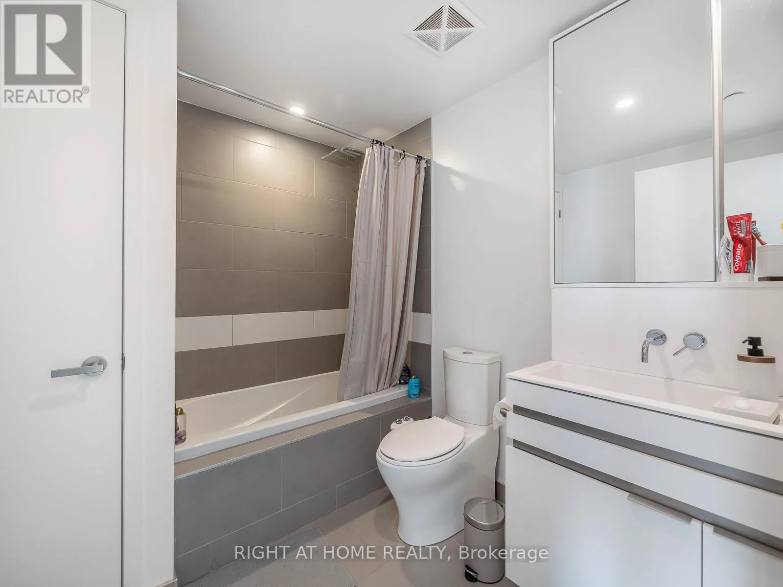 5607 - 197 YONGE STREET