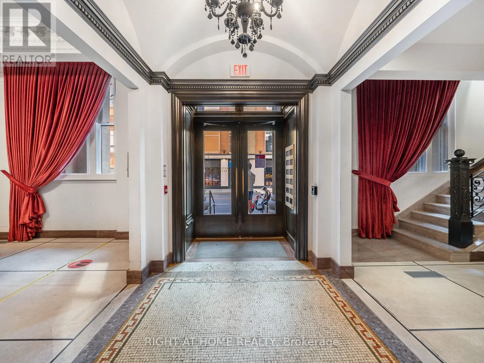 5607 - 197 YONGE STREET