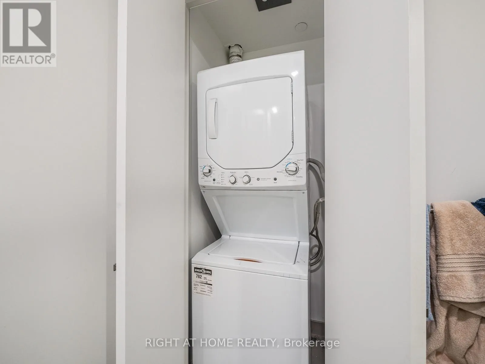 5607 - 197 YONGE STREET