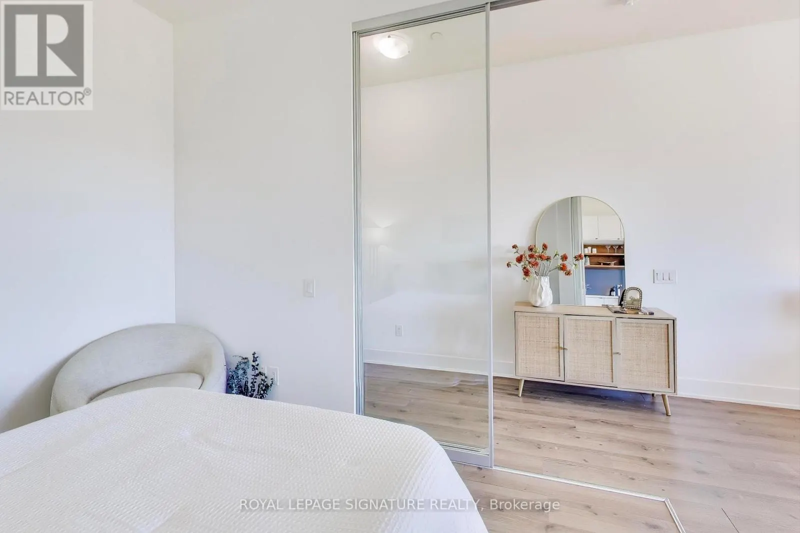 1826 - 111 ST CLAIR AVENUE W